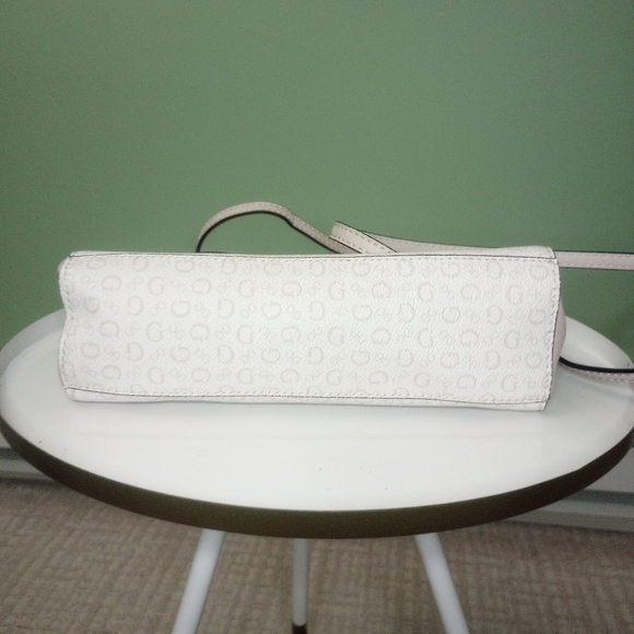 Women's soft pink guess monogrammed crossbody bag - Picture 7 of 9
